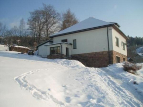 Ein Ferienhaus mit Terrasse und Garten, Malé Svatoňovice
